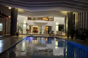メデジンにあるLuxurytravelhome millionairesの建物内のプール付きのロビー