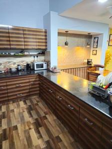 cocina con encimera y microondas en Bungalow with Private Gym and Car park, en Chennai