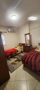 Luxury furnished apartment للعائلات فقط overlooking the sea في الإسكندرية: غرفة نوم بسريرين في غرفة