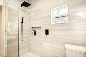 Ένα μπάνιο στο Uptown Studio Stylish Decor, Near Downtown #03