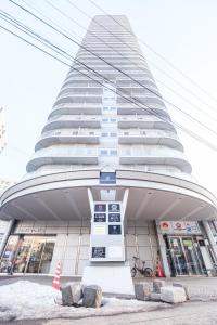 un edificio con una máquina de venta de entradas delante de él en AMS TOWER 1106, en Sapporo