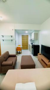 ein Wohnzimmer mit einem Sofa und einem Tisch in der Unterkunft Mabolo Taft East Gate in Cebu City