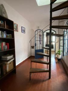 Habitación con escalera de caracol y estante para libros. en CASA JUNTO AL RIO en Paraná