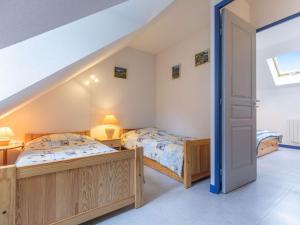 Tempat tidur dalam kamar di Appartement Cauterets, 3 pièces, 4 personnes - FR-1-401-289