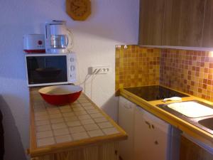 uma pequena cozinha com um balcão e um micro-ondas em Appartement Saint-François-Longchamp, 1 pièce, 4 personnes - FR-1-635-138 em Saint-François-Longchamp