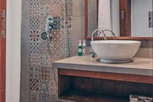 Ένα μπάνιο στο Cindra 1 BR Deluxe Room Gili Air NE59