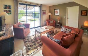 Χώρος καθιστικού στο Awesome Home In Saint-Laurent-De-La-Ca