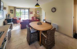 Χώρος καθιστικού στο Awesome Home In Saint-Laurent-De-La-Ca