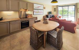 cocina y sala de estar con mesa de madera y sillas en Beautiful Home In Saint-laurent-de-la-cabrerisse With Wifi, en Saint-Laurent-de-la-Cabrerisse