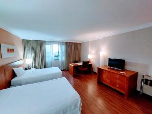 um quarto de hotel com duas camas e uma televisão em Meliá Brasil 21 Bloco D Diária Brasil 17288 em Brasília