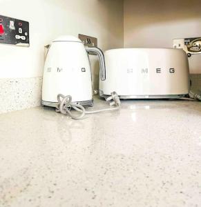 zwei Toaster auf einer Theke in einer Küche in der Unterkunft Luxury Apartment London in London