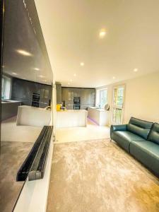 ein Wohnzimmer mit einem Sofa und einer Küche in der Unterkunft Luxury Apartment London in London