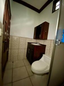 La salle de bains est pourvue de toilettes et d'un lavabo. dans l'établissement MATS, à San Pedro Sula