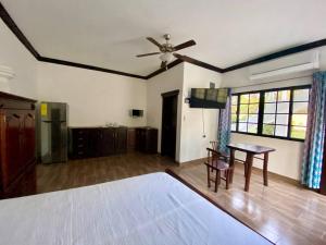 - un salon avec un ventilateur de plafond et une table dans l'établissement MATS, à San Pedro Sula