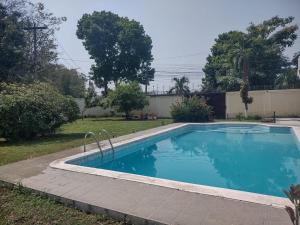 - une petite piscine dans une cour avec une clôture dans l'établissement MATS, à San Pedro Sula