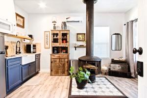 cocina con estufa de leña en el centro en Spacious & Comfortable House Minutes To Center, en Oklahoma City