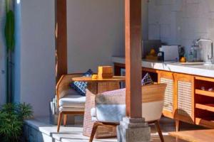 uma cozinha com um balcão, uma mesa e cadeiras em Alyssum 2 BR Private Pool & Jacuzzi ZN61 em Ubud