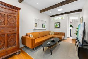 een woonkamer met een bank en een tafel bij Elegant 1-Bed with Study by Balmain Wharf in Sydney