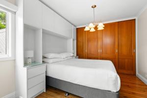 Gulta vai gultas numurā naktsmītnē Elegant 1-Bed with Study by Balmain Wharf