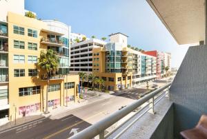 Luxury- 2BR in Channel Side - downtown Tampa في تامبا: اطلالة على شارع المدينة والمباني الطويلة