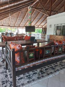 una panchina con cuscini sopra di Mkuu House a Malindi