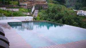 een zwembad met blauw water op een huis bij Villa Fumida in Cilama