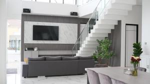 een woonkamer met een bank en een trap bij Villa Fumida in Cilama