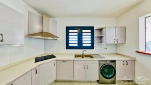 Kuchyň nebo kuchyňský kout v ubytování Villa T4 La Sagesse WS - Piscine Privée