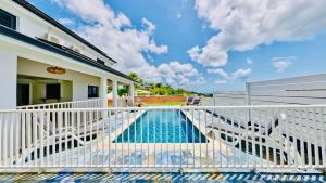Bazén v ubytování Villa T4 La Sagesse WS - Piscine Privée nebo v jeho okolí