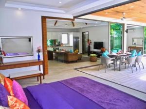 een woonkamer met een paarse bank en een eetkamer bij Rawai Beach Private Pool Villa -3 Bedrooms in Rawai Beach