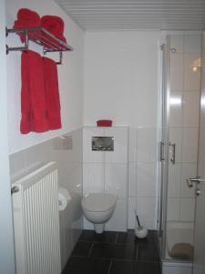 Ett badrum på Ferienhaus am Erlenbach