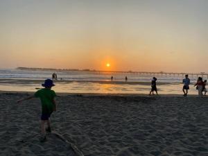 Un groupe de gens jouant au frisbee sur la plage dans l'établissement CENTRICO, COMODO Y CON ACCESO A PARADEROS, à Chiclayo