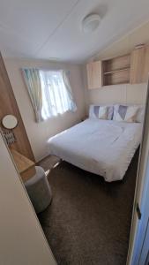 Ένα ή περισσότερα κρεβάτια σε δωμάτιο στο Cosy caravans 10 berth caravan on Butlins Skegness +43 φωτογραφίες