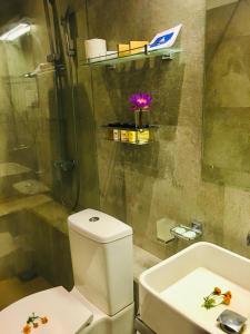 y baño con aseo, ducha y lavamanos. en Rangiri Dambulla Resort en Dambulla