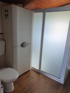 baño con aseo y puerta corredera de cristal en casa Eira Alta en Santa Bárbara