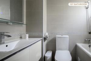 a bathroom with a white toilet and a sink at 4B2b Yanji Earthly Home 2min to SYS Memorial Hall MRT 延吉大地之家 4房2衛 2分到國父紀念館站 in Taipei