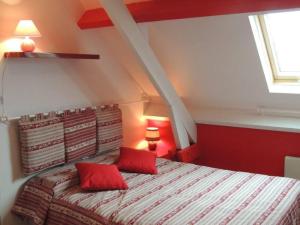 En eller flere senge i et værelse på Maison de 2 chambres avec terrasse et wifi a Nonant le Pin