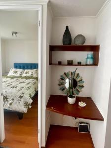 1 dormitorio con cama y mesa con espejo en Casa de Moneda Downtown en Santiago