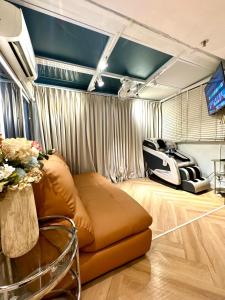 a room with a couch and a hair salon at Toi's Travel Home Central in Ho Chi Minh City