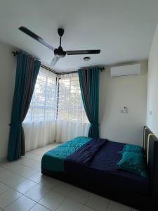 a bedroom with a bed and a ceiling fan at AARON MARUDU HOMESTAY in Kampong Sorosob