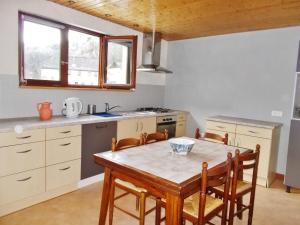 uma cozinha com mesa e cadeiras num quarto em Le Gîte des Chevaliers em Sainte-Croix-aux-Mines