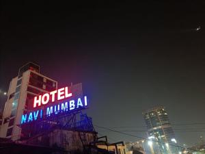 un cartello al neon hotel mayuminati in cima a un edificio di Hotel Navi Mumbai a Navi Mumbai