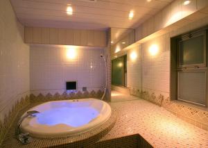Bilik mandi di HOTEL ｍ