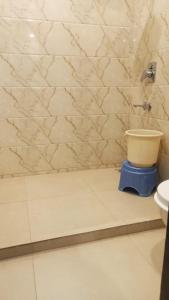uma casa de banho com um WC sentado num piso de azulejo em Hotel Fortune Residency em Nova Deli