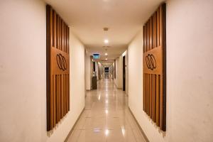 日惹的住宿－日惹大蘭花酒店，走廊设有木门和长长的走廊