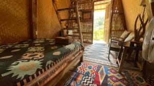 ein Schlafzimmer mit einem Bett in einem Zimmer mit Bücherregalen in der Unterkunft Monsonkeang Camping view ม่อนสันเกี๋ยง in Mae Chaem