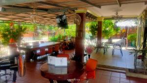 een restaurant met een tafel en stoelen in een kamer bij Jasmine Resort Kampot in Kampot