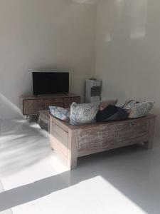 Een bed of bedden in een kamer bij Hasta La Vista Villa Amed