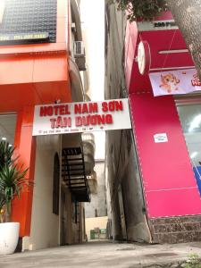 Hoàng Mai的住宿－Hotel Nam Sơn Tân Dương，大楼一侧的太阳电车驾驶标志