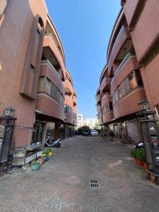 an empty alley between two buildings in a city at 唐揚十二街 in Tainan